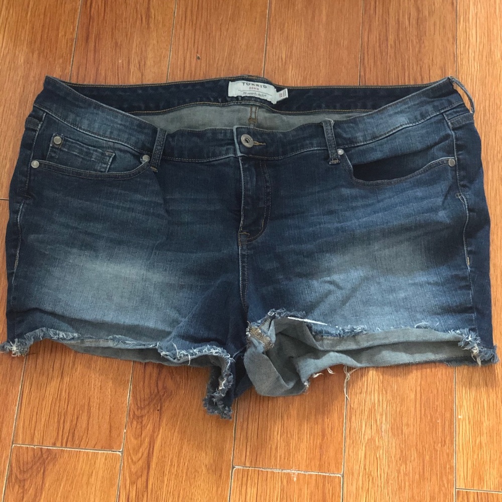 Torrid size 22 5” inseam jean shorts